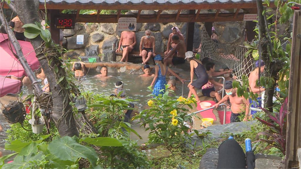 冷氣團發威!！入夜北部探10度　北投公園泡湯人潮滿滿