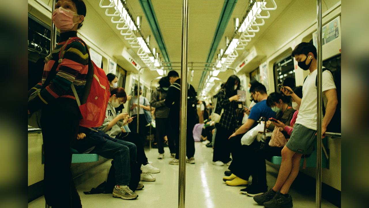 快新聞／捷運北車站傳性騷！男子強吻外籍女還揮拳　遭站長保全壓制