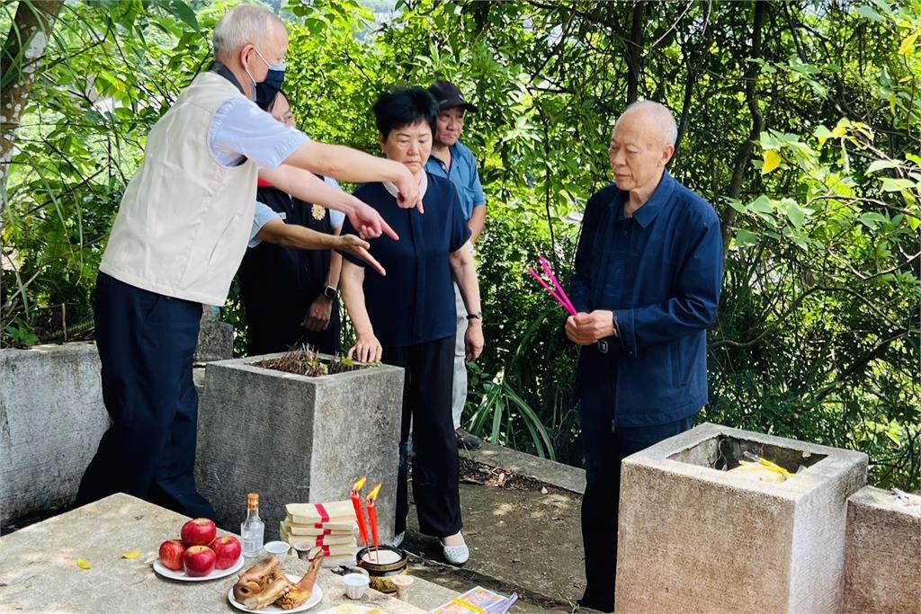 快新聞／茫茫公墓中找到老兵墓地　海基會幫助中國老師來台祭父