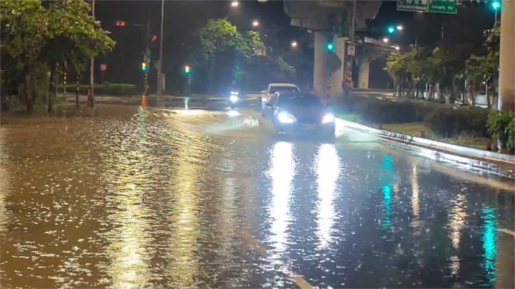 豪雨狂炸! 基隆河水位爆滿 達紅色警戒