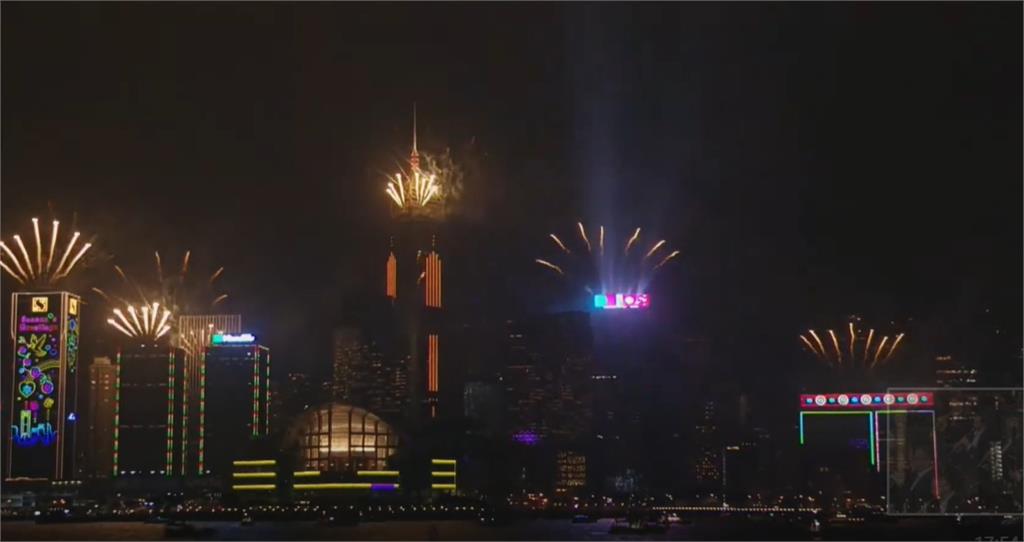 快新聞／香港維多利亞港「燈光煙火秀」嗨迎2022！　巨型幕牆向世界賀新年