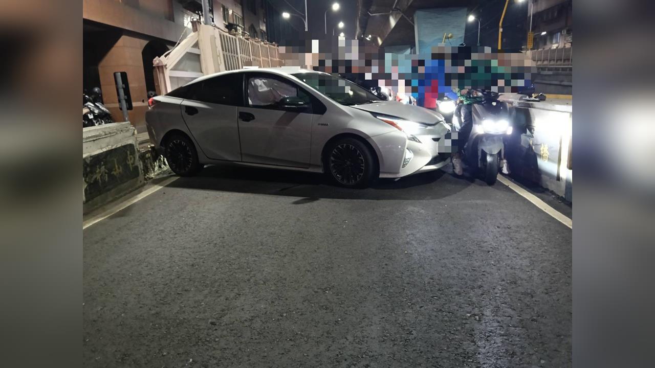 快新聞／尷尬！新北三重中山橋小客車自撞　打橫卡住車道