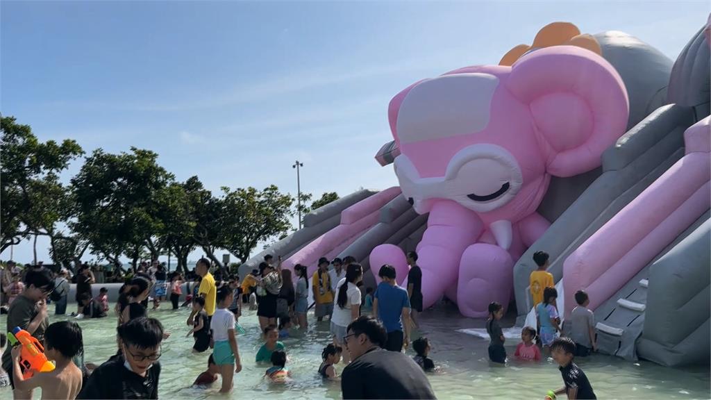 高雄旗津氣墊水樂園登場　4座大型戲水設施打造消暑勝地