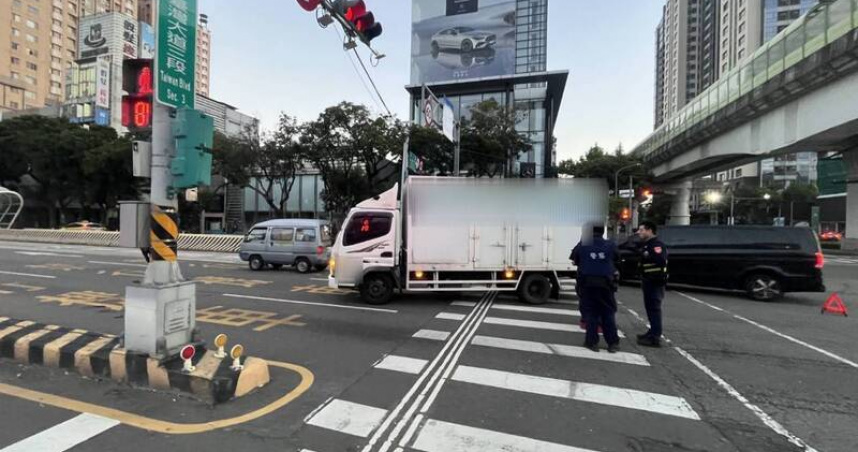 行人地獄!台中74歲翁「綠燈過斑馬線」 遭轉彎小貨車撞飛送醫不治