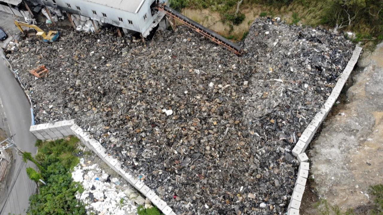 膽大包天！千噸汽車廢料堆國道警察隊部旁　3人遭求處重刑