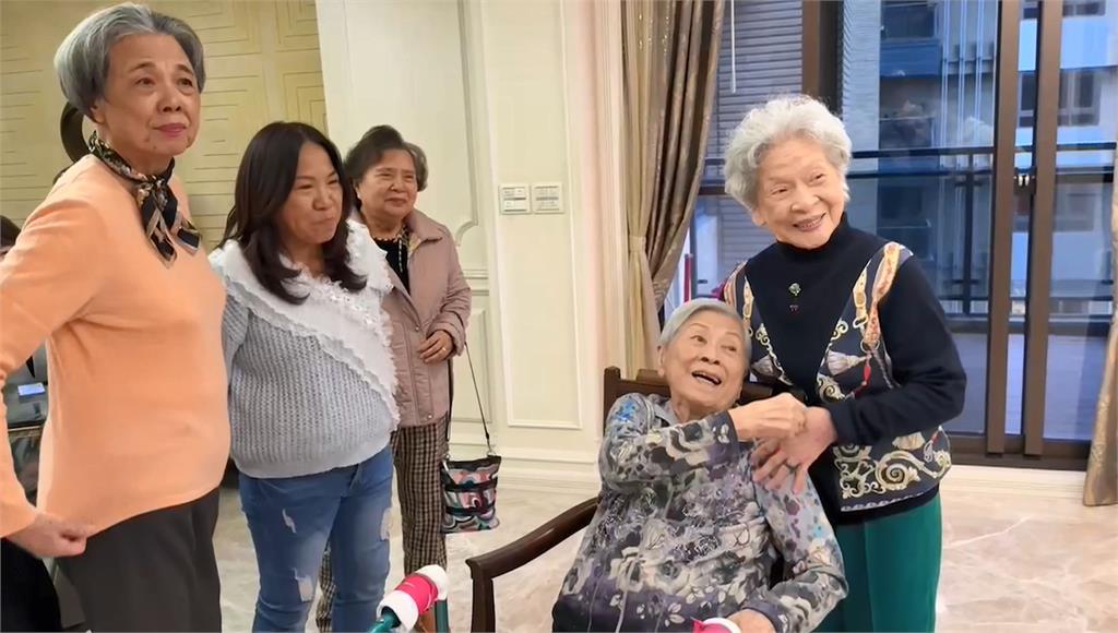 百歲人瑞返回母校　孫陳錦境熱愛書法提筆寫字祝賀晚輩