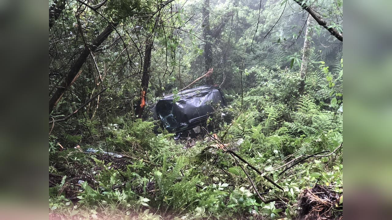 快新聞／連人帶車「跌落山谷」求救　夫妻靠警笛奇蹟獲救