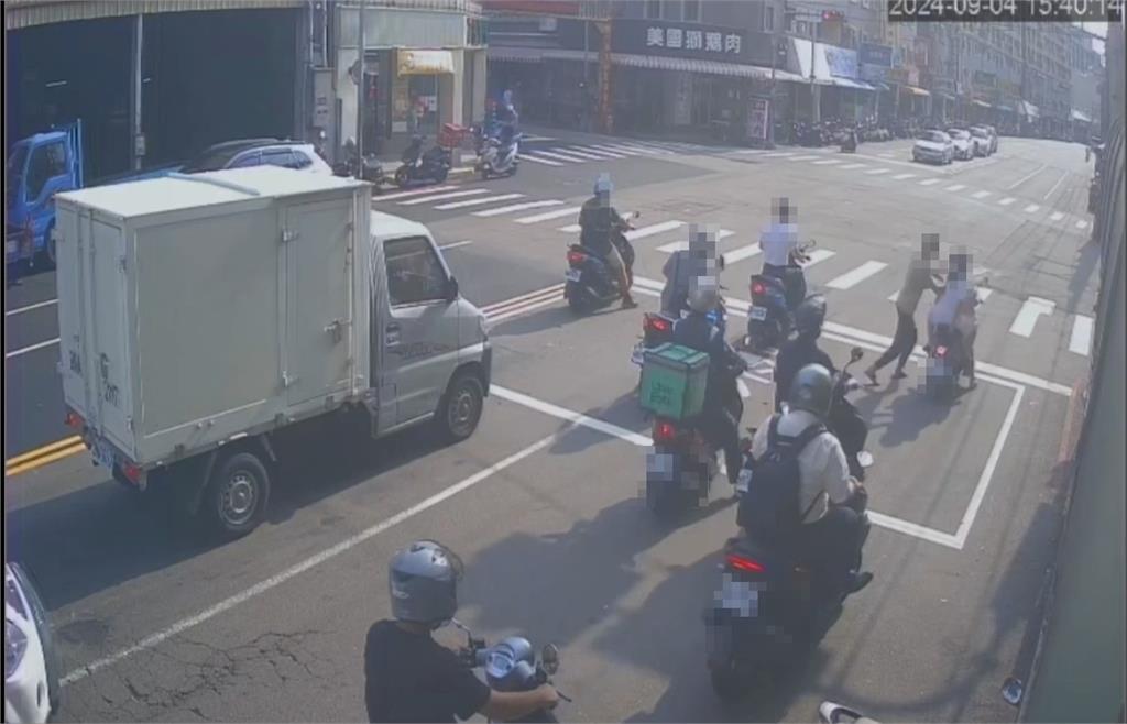 有影／疑變換車道釀行車糾紛　駕駛做「這舉動」害騎士恐慌症發作