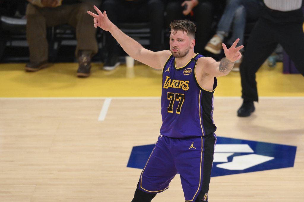 NBA(影)／D77戲耍神棍「腿軟倒地」　加碼背後妙傳秀「Luka Magic」