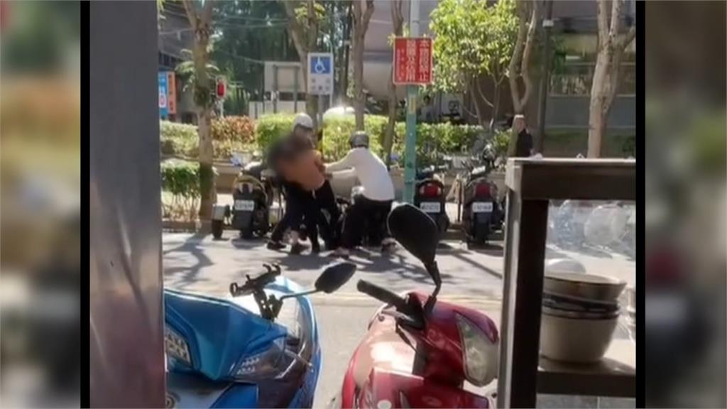 邊騎車邊打電話! 失聯移工遭警查緝爆拉扯下場曝光