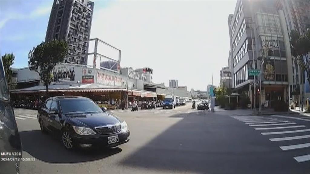 心虛反露餡！　酒駕男持毒見警　飛車180度大甩尾