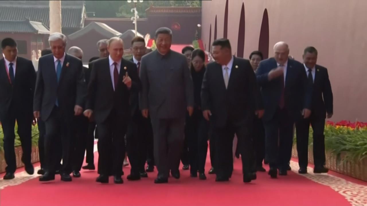 普丁健康亮紅燈？ 右手腫脹如「麵龜」  血管明顯隆起