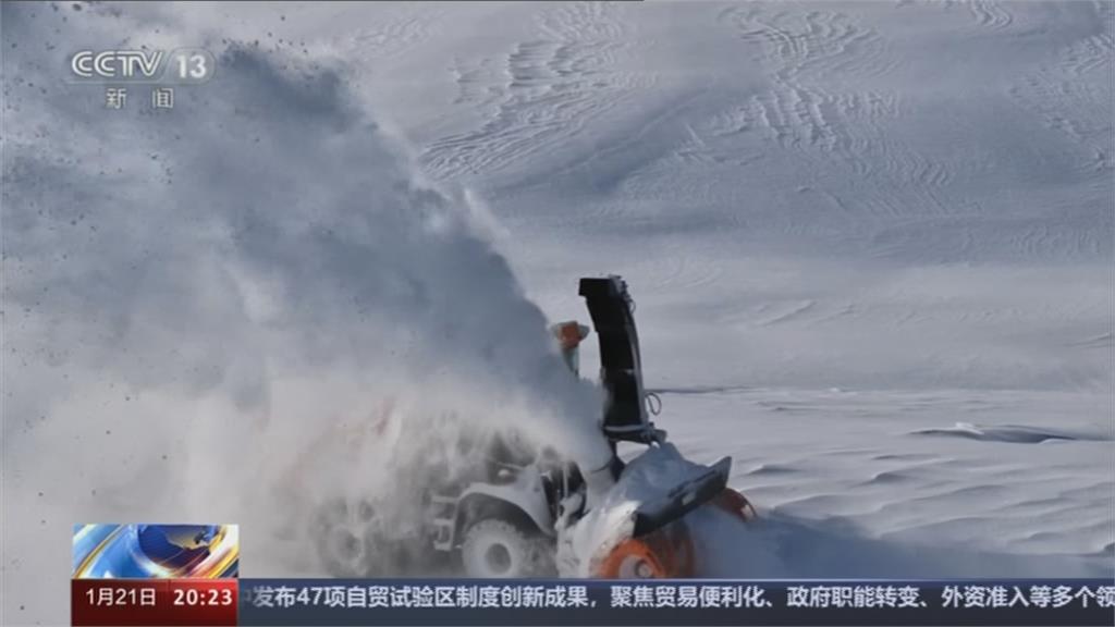 強烈寒流影響氣溫驟降　新疆暴雪上千遊客受困