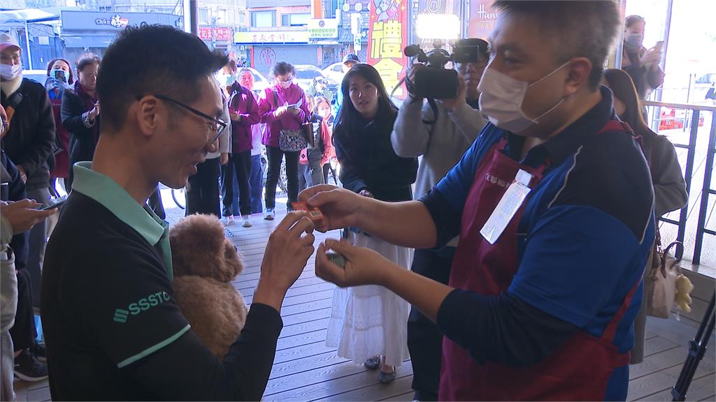 百貨、超市新春福袋送汽車 湧排隊人潮初一討喜氣