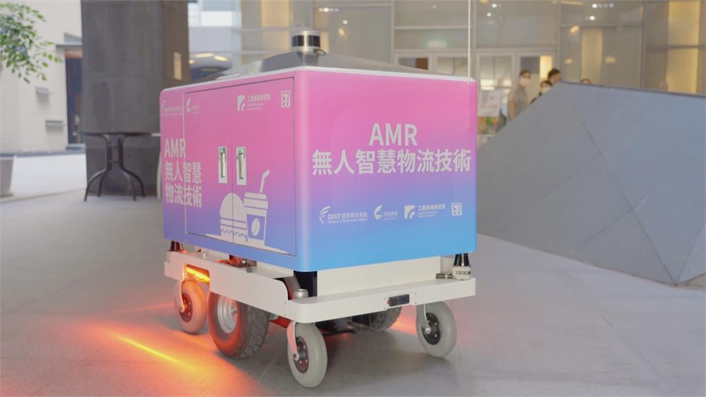 全台首個機器人外送員　搭電梯跨樓層送餐OK