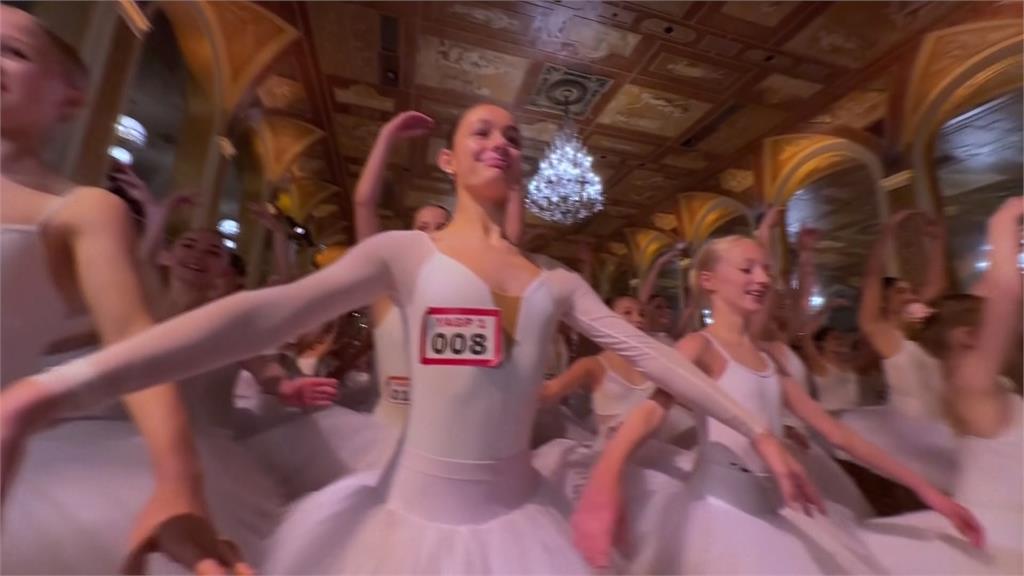 芭蕾舞者「踮腳一分鐘」　353人響應破世界紀錄
