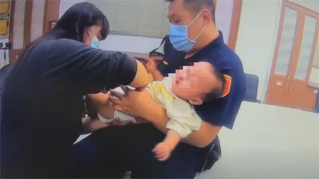 醉婦推嬰兒車醉倒路邊　警當保母換尿布、泡牛奶