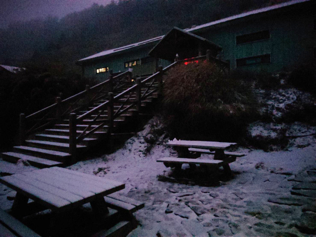 雪霸369山莊凌晨飄雪　山友喜迎北國風情