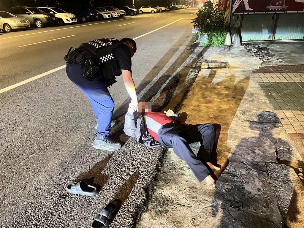 7旬翁倒臥路邊狂冒冷汗　大園警即刻救援