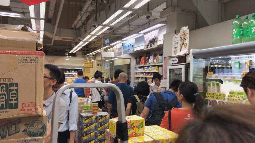 香港反送中抗爭稍歇 超市恢復營業民眾採買備用