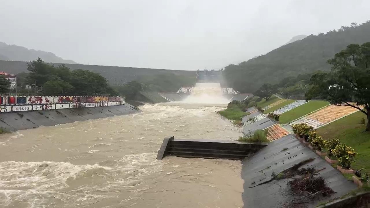 快新聞/水流狂瀉而下!牡丹水庫啟動洩洪 宛若「洪災」畫面曝光