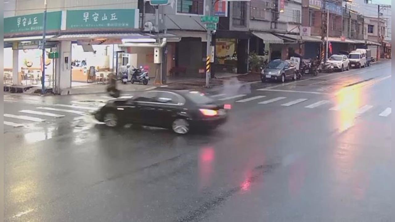 離譜車禍！騎士被撞飛1層樓高　雙方都無照