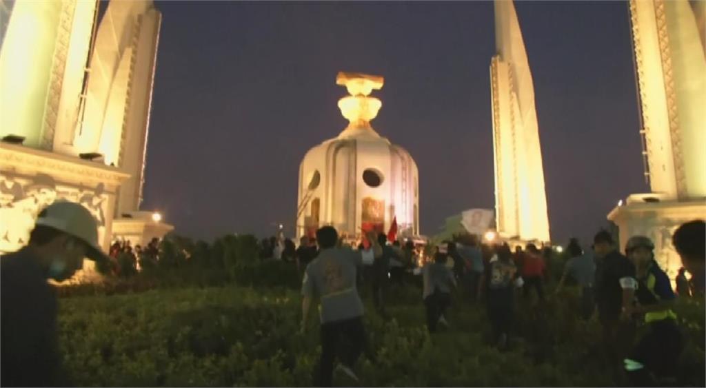 泰反政府示威持續 民眾爬上民主紀念碑掛白布