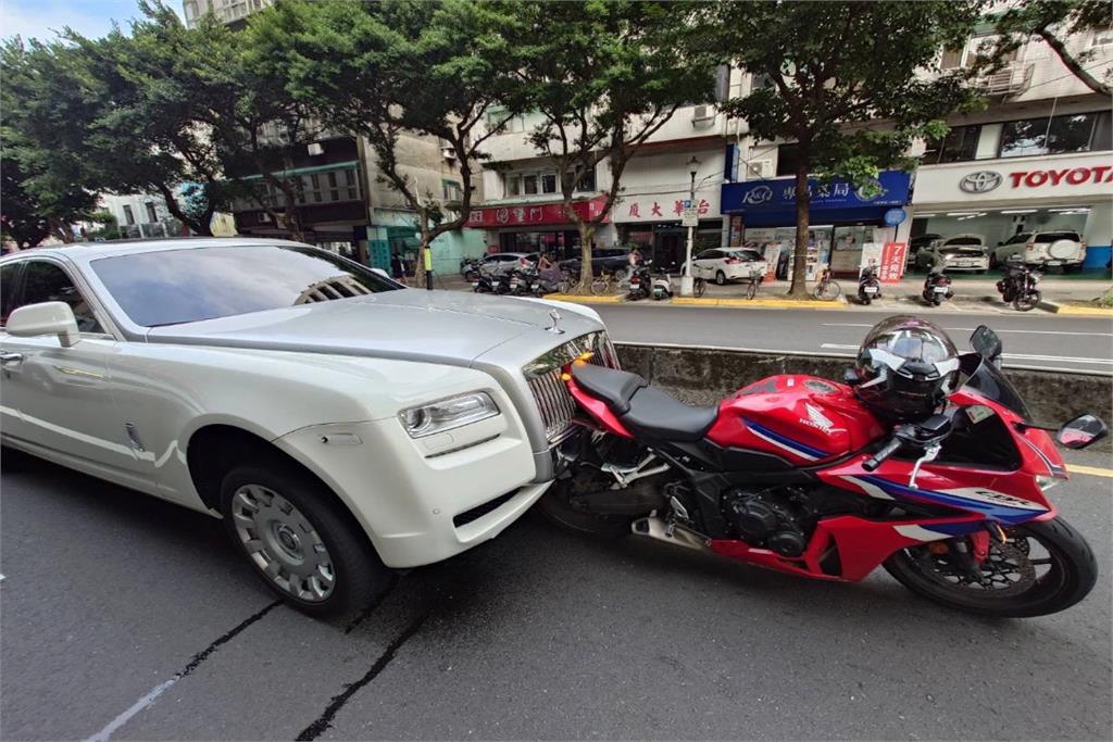 租2500萬勞斯萊斯出事了！追撞重機「前車頭撞凹」維修恐噴百萬