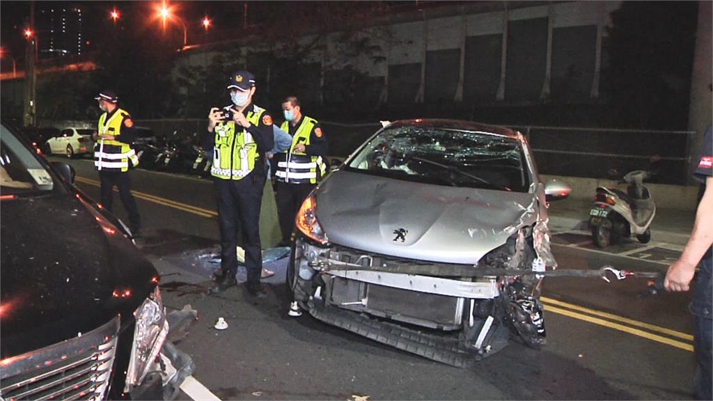男駕車返家途中打瞌睡　自撞路邊2車翻覆