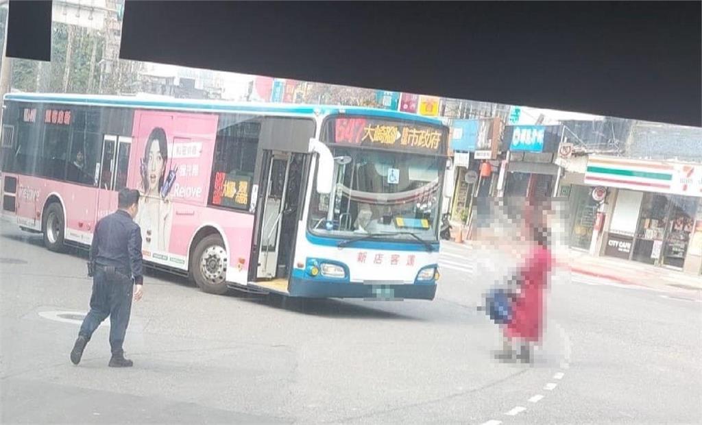 快新聞／拿千元大鈔搭公車拒刷卡　婦人失控站路中央擋車