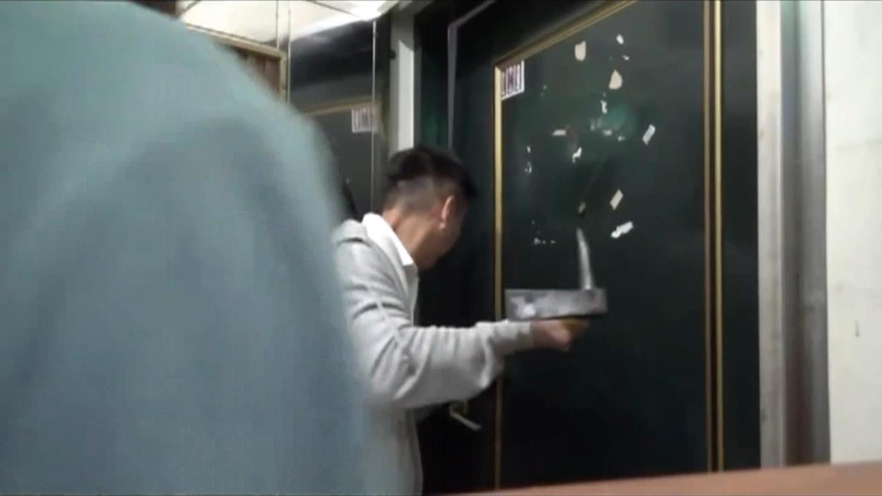 警攻堅嫌跳樓! 詐團成員三樓外牆攀爬到一樓逃逸