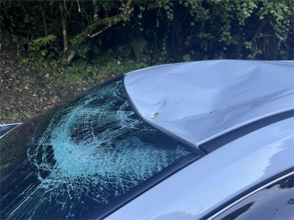 快新聞／車開到一半石頭「從天而降」！　 擋風玻璃瞬間碎裂「驚險畫面曝光」