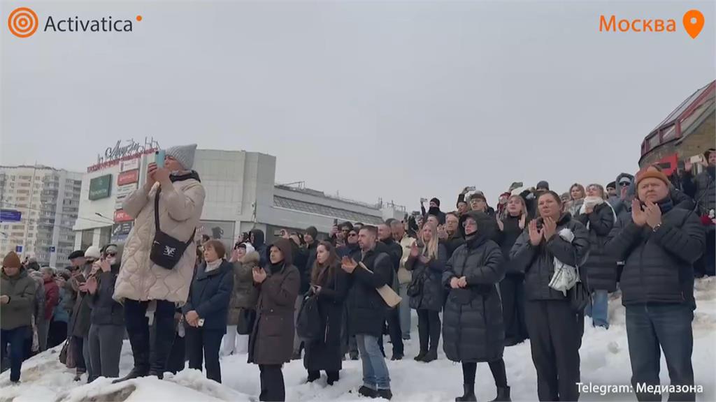 俄反對派領袖納瓦尼葬禮　教堂外擠滿支持者送最後一程