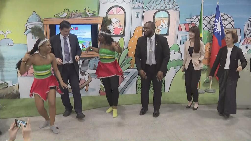 聖克里斯多福及尼維斯駐台大使　贈書給高雄市立圖書館