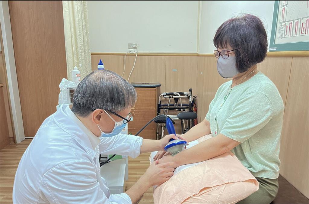真的是數錢數到手軟！   宮廟會計天天點鈔點出劇痛「媽媽手」