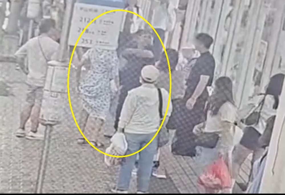 夫妻公車站前吵架　莽夫持傘爆打妻當街拖行