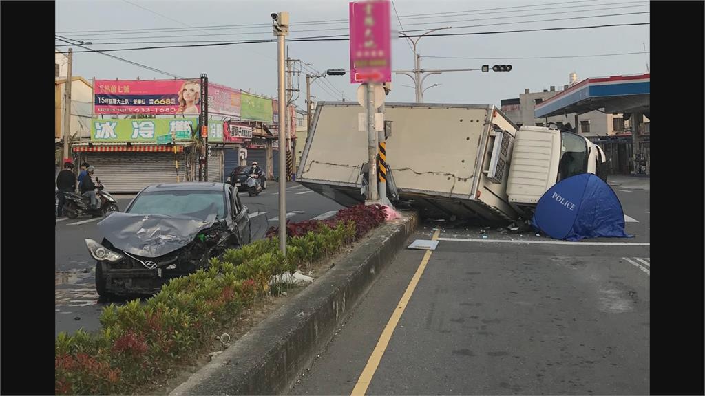 貨車路口撞車翻覆　駕駛彈出被壓死