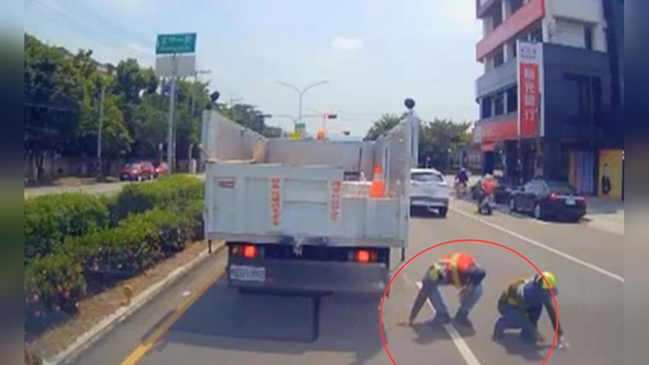 台中婦人騎車噴飛大量千元鈔! 清潔隊拾獲物歸原主