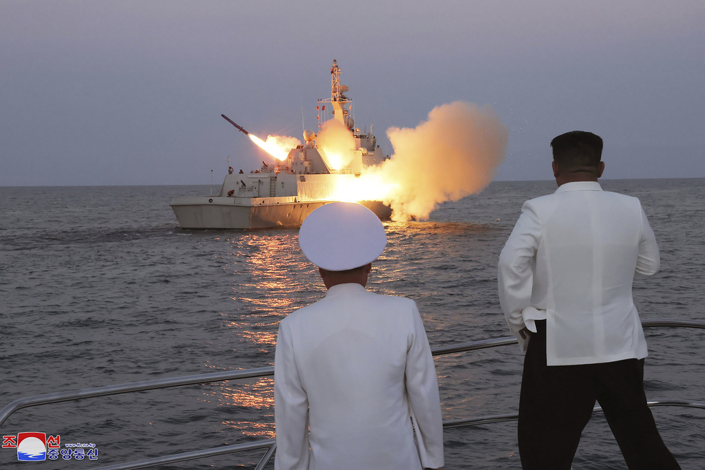 美韓聯合軍演正式啟動　金正恩登艦視察飛彈發射