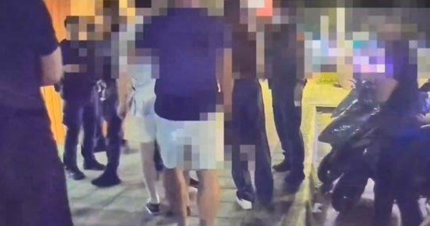 醉漢攔車吵翻忠孝路！U-Bike情侶怒發火　警快打部隊現場約制