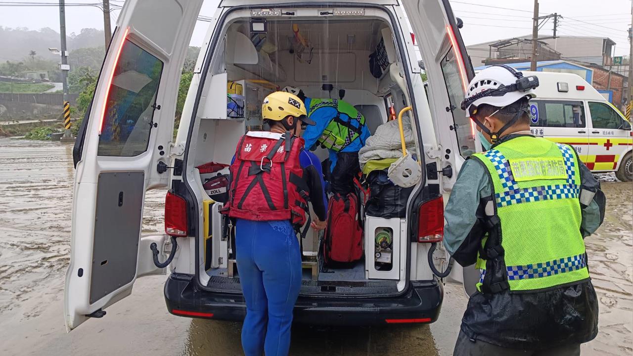 快新聞/豪雨成災!苗栗頭份果園「水淹及胸」 消防人員派艇救出8旬受困翁