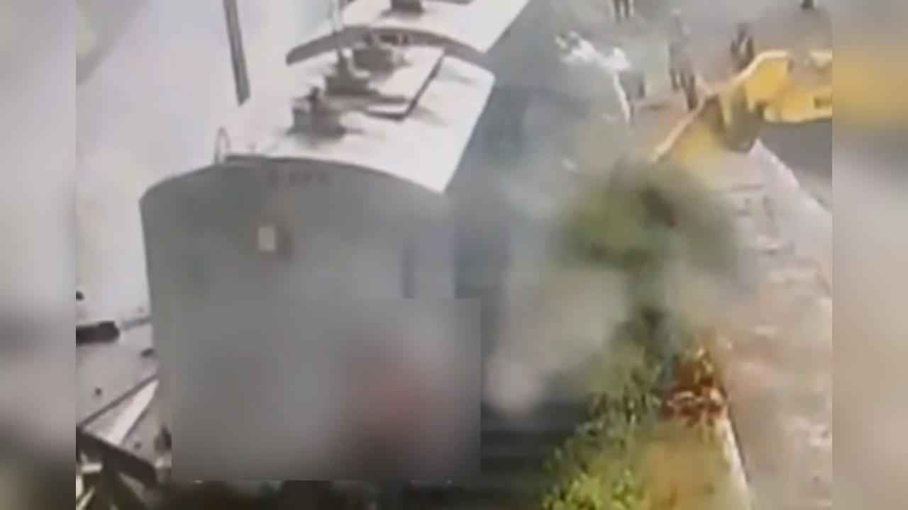 驚險！花蓮港區碼頭　貨物列車撞怪手鏟斗後出軌