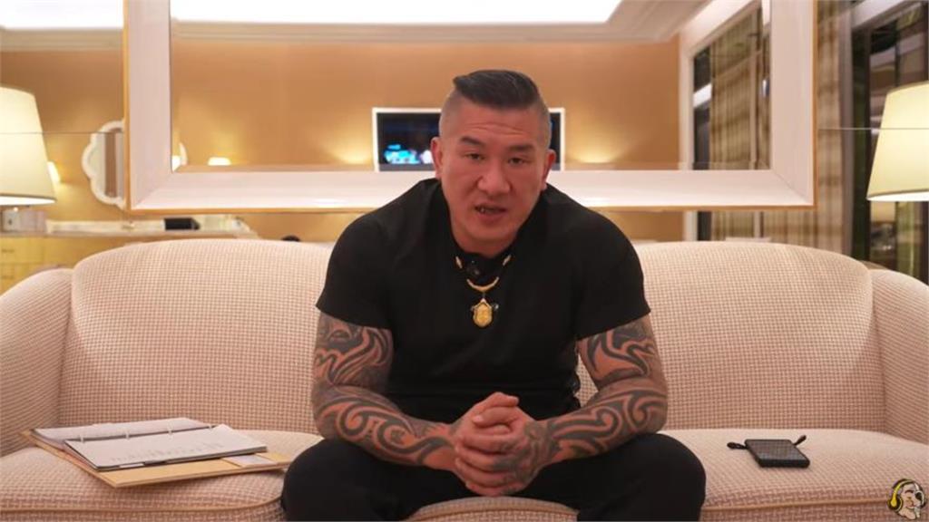 館長罷免案後急奔澳門！高喊「兩岸要合作」遭民眾機場怒嗆：中國狗