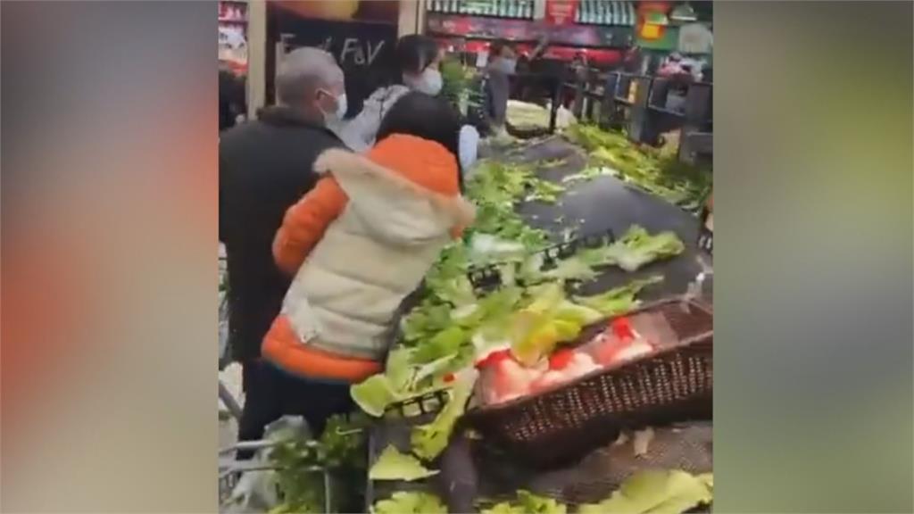 上海浦西謠傳提前封城　超市物資被搶購一空