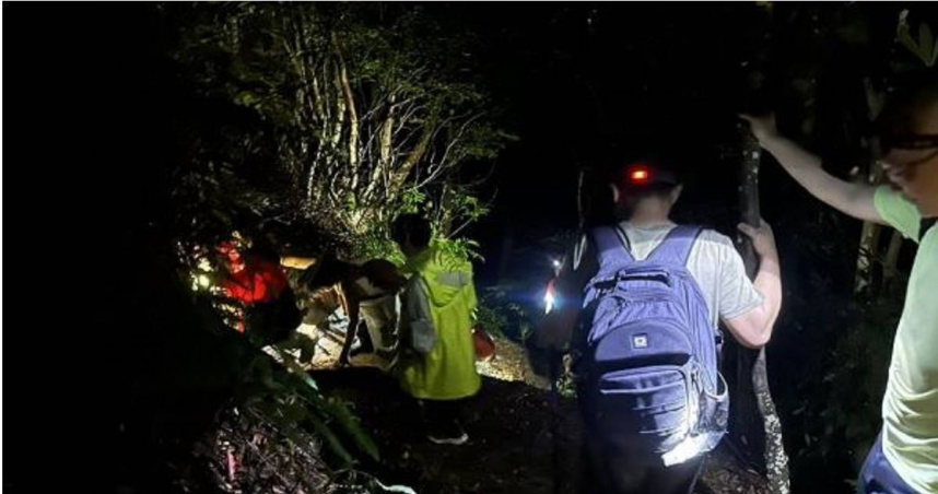 迷途石牛山!1家4口受困父慘跌「腳扭傷」消防漏夜搜索全獲救