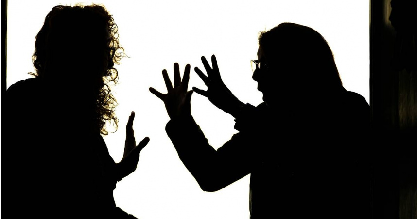 裸辭哭求收留！妹當伸手牌「連2周睡到中午」　遭姊勸後怒：妳無情又貪婪