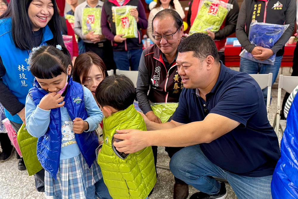 新春送暖！立委游顥募千件羽絨衣助南投原鄉小孩過年穿新衣