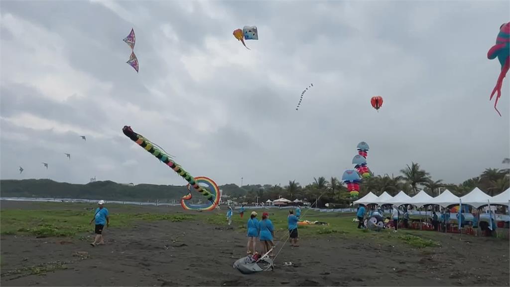 高雄旗津風箏節熱鬧登場　鯨魚、章魚、　螃蟹飛上天