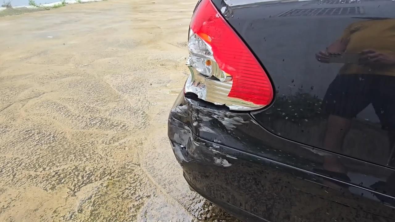 違停私人停車位遭擋　廂型車駕駛猛踩油門「硬擠毀車」