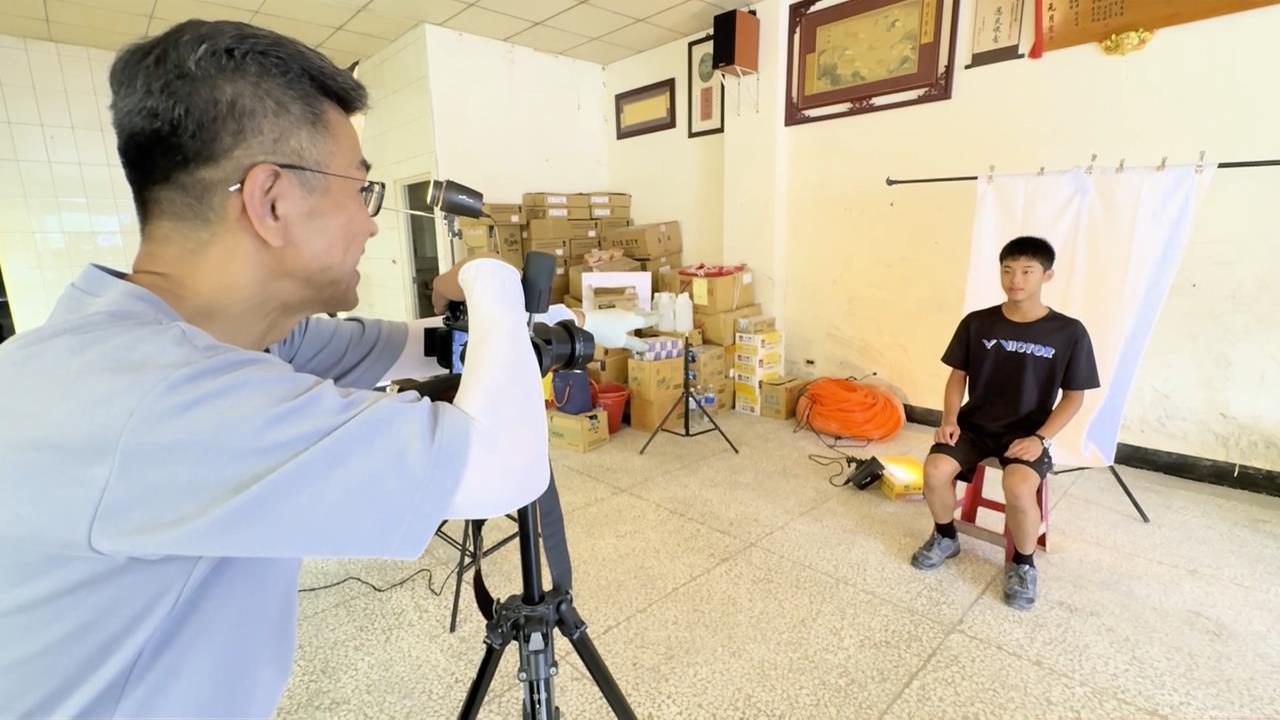 證件全遭洪水沖走!「證件照超人」幫災民拍美照